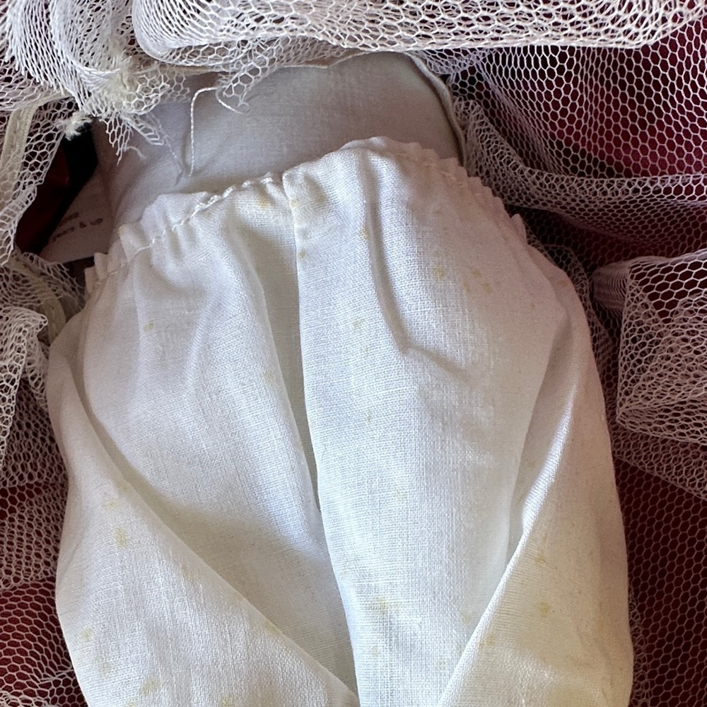 Elegant Burgundy Doll with Lace Detailing Laura exclusive - Picture 12 of 12